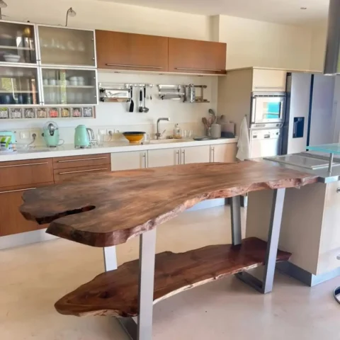 Table de cuisine en noyer live edge