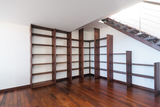 Bibliothèque en sipo massif menuisier Montferrier-sur-Lez