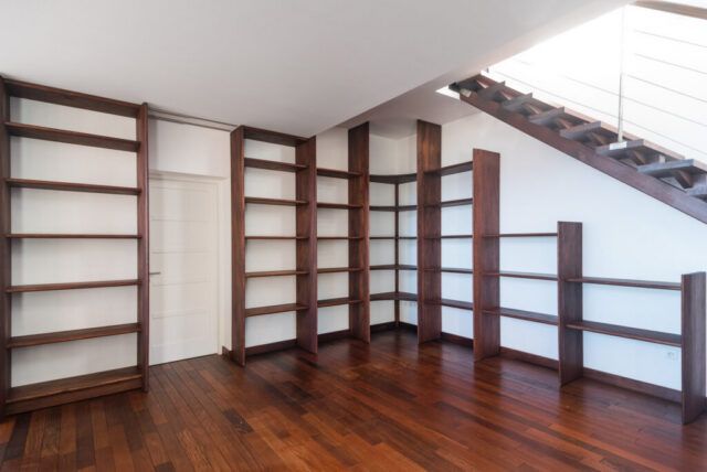 Bibliothèque en sipo massif menuisier Montferrier-sur-Lez