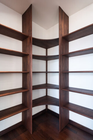 Bibliothèque en sipo massif menuisier Montferrier-sur-Lez