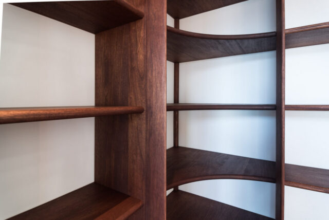 Bibliothèque en sipo massif menuisier Montferrier-sur-Lez