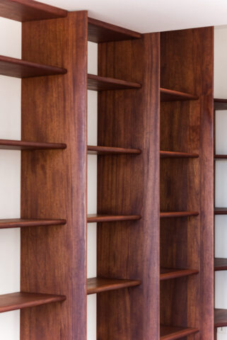 Bibliothèque en sipo massif menuisier Montferrier-sur-Lez