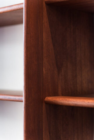 Bibliothèque en sipo massif menuisier Montferrier-sur-Lez