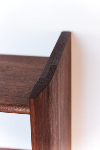 Bibliothèque en sipo massif menuisier Montferrier-sur-Lez