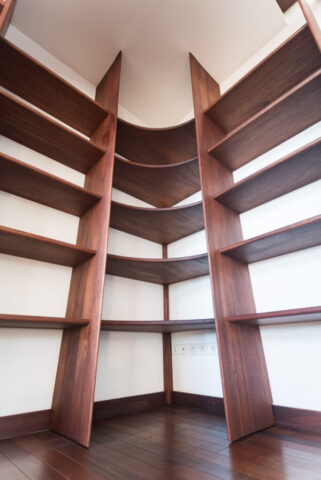 Bibliothèque en sipo massif menuisier Montferrier-sur-Lez